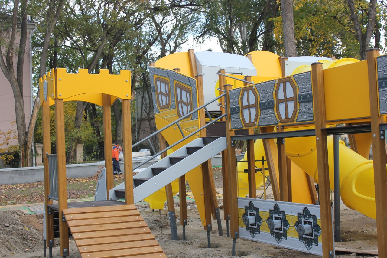 Владимир Ким: В феодосийском парке «Морсад» продолжаются работы по установке новой детской площадки Владимир Ким: В феодосийском парке «Морсад» продолжаются работы по установке новой детской площадки