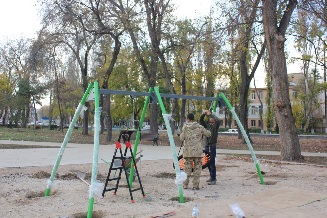 Владимир Ким: В феодосийском парке «Морсад» продолжаются работы по установке новой детской площадки Владимир Ким: В феодосийском парке «Морсад» продолжаются работы по установке новой детской площадки