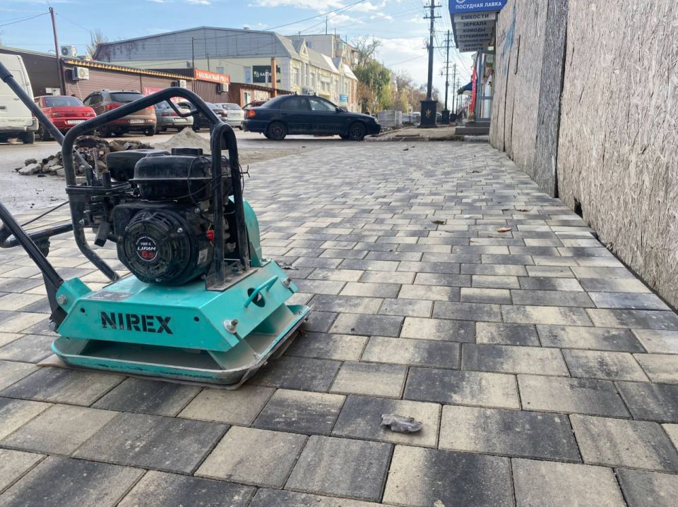 В центре Керчи продолжаются работы по обновлению тротуаров В центре Керчи продолжаются работы по обновлению тротуаров