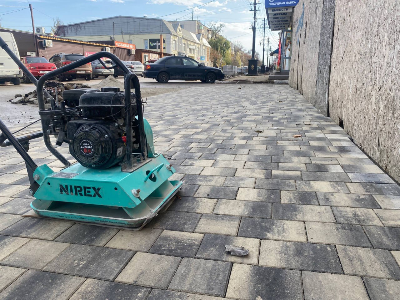 В центре Керчи продолжаются работы по обновлению тротуаров В центре Керчи продолжаются работы по обновлению тротуаров