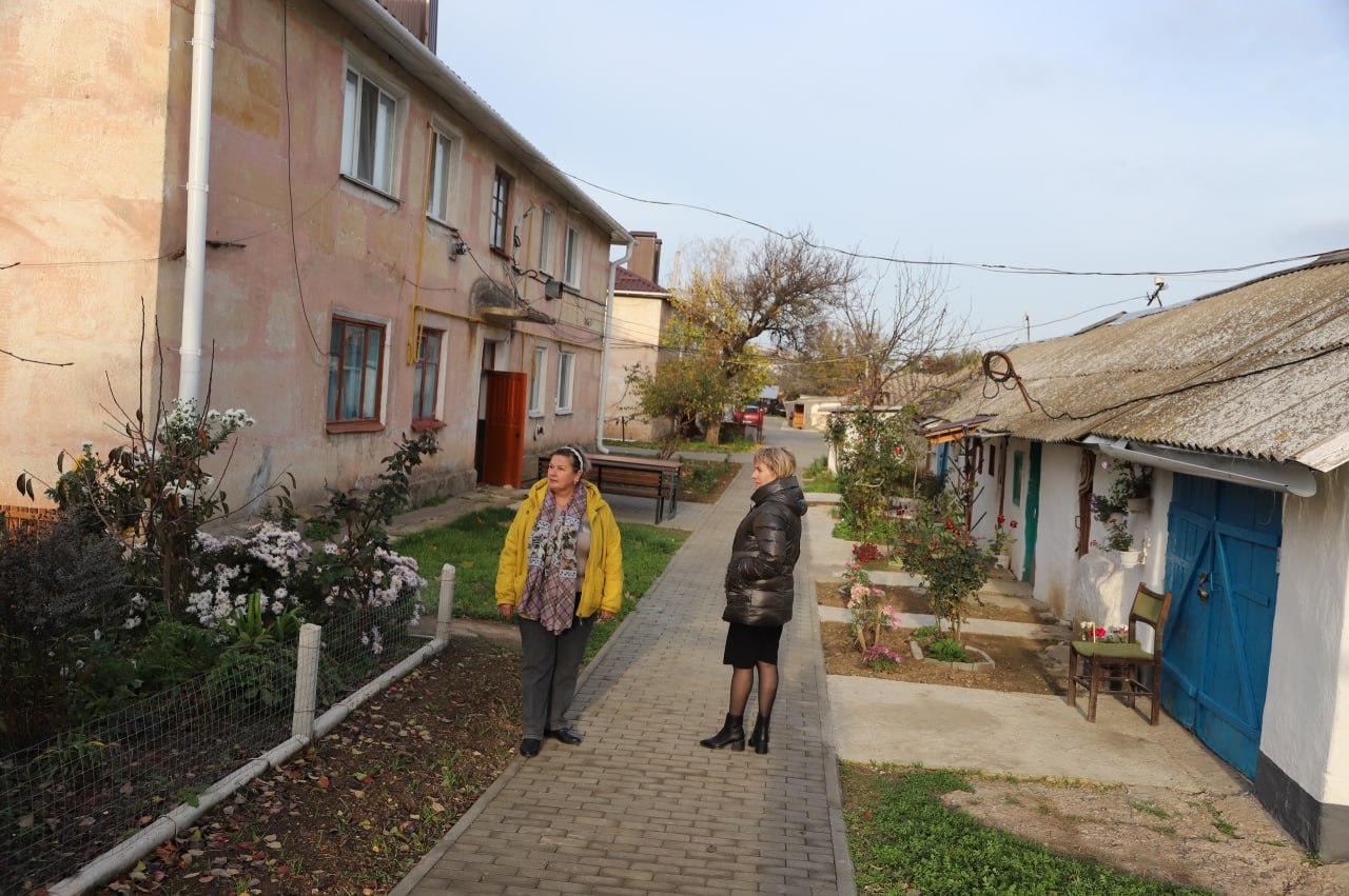 Руководитель аппарата администрации Бахчисарайского района Валентина Миронова и сотрудниками сельсовета проверила санитарное состояние дворов и общественных пространств села Табачное Руководитель аппарата администрации Бахчисарайского района Валентина Миронова и сотрудниками сельсовета проверила санитарное состояние дворов и общественных пространств села Табачное