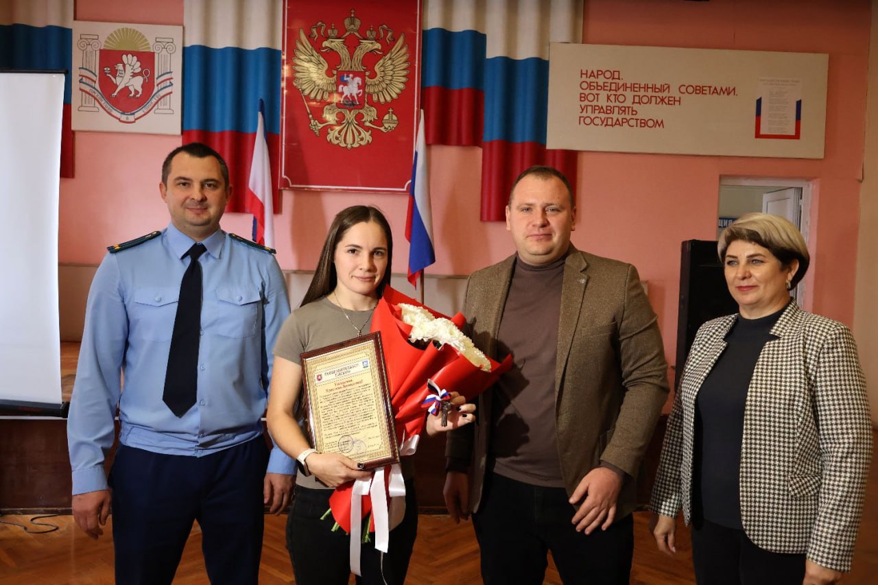 Денис Олейник: Сегодня в Раздольненском районе трое молодых людей из числа детей-сирот получили собственное жилье Денис Олейник: Сегодня в Раздольненском районе трое молодых людей из числа детей-сирот получили собственное жилье