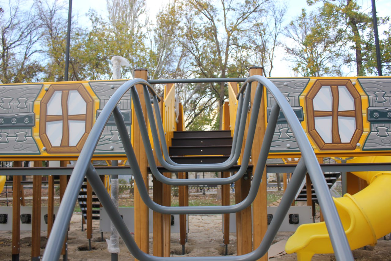 Владимир Ким: В феодосийском парке «Морсад» продолжаются работы по установке новой детской площадки Владимир Ким: В феодосийском парке «Морсад» продолжаются работы по установке новой детской площадки