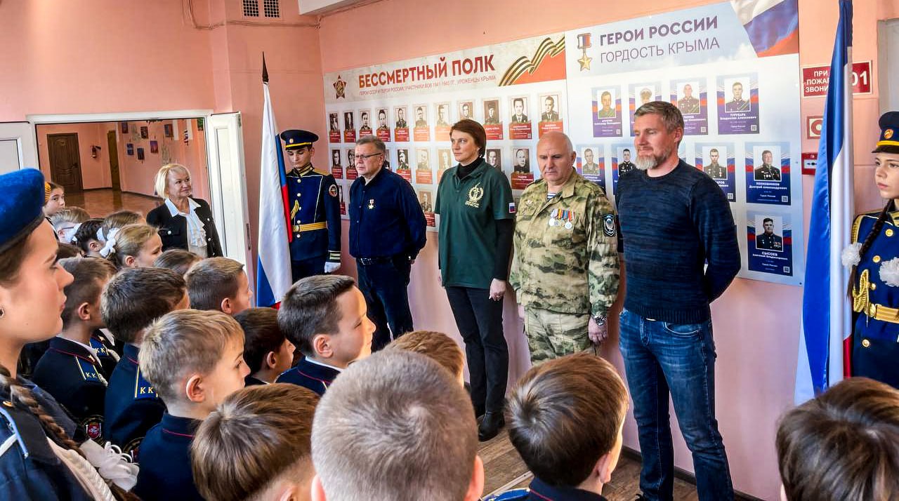 Герой России встретился с учениками крымской школы Герой России встретился с учениками крымской школы