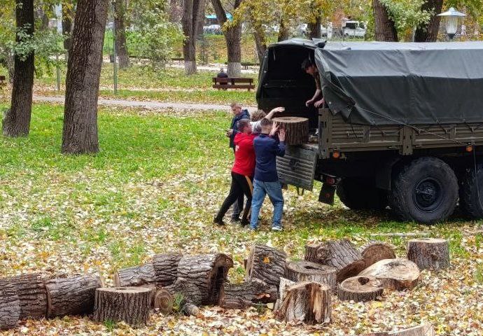 Из крымских парков передали дрова на фронт для обогрева бойцов