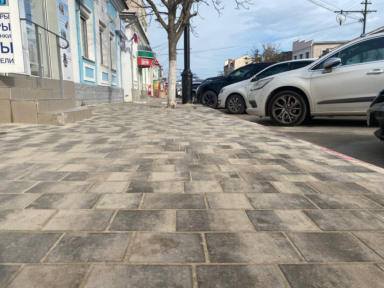 В центре Керчи продолжаются работы по обновлению тротуаров В центре Керчи продолжаются работы по обновлению тротуаров