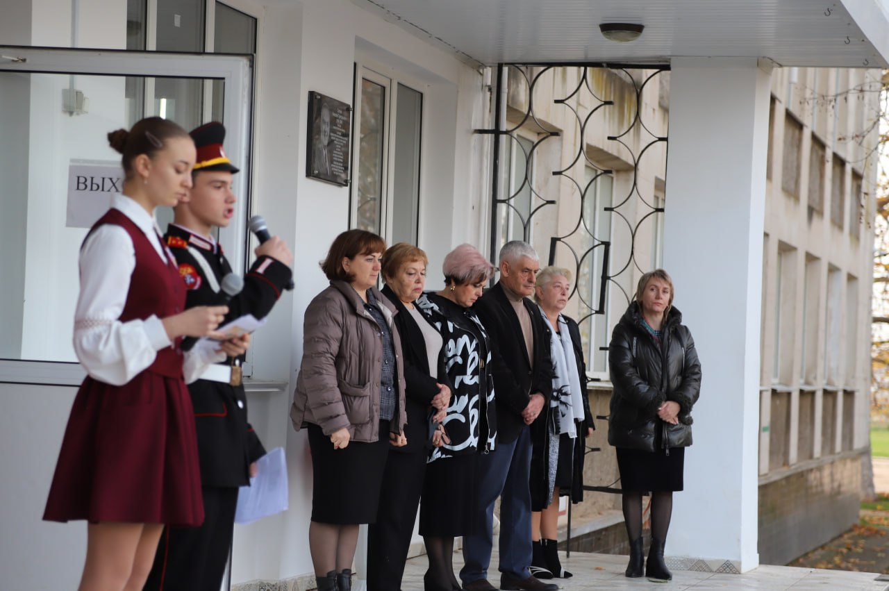 В Табачновской средней общеобразовательной школе имени Николая Григорьевича Сотника в Бахчисарайском районе состоялась трогательная церемония открытия памятных табличек героям специальной военной операции: Молчанову... В Табачновской средней общеобразовательной школе имени Николая Григорьевича Сотника в Бахчисарайском районе состоялась трогательная церемония открытия памятных табличек героям специальной военной операции: Молчанову...