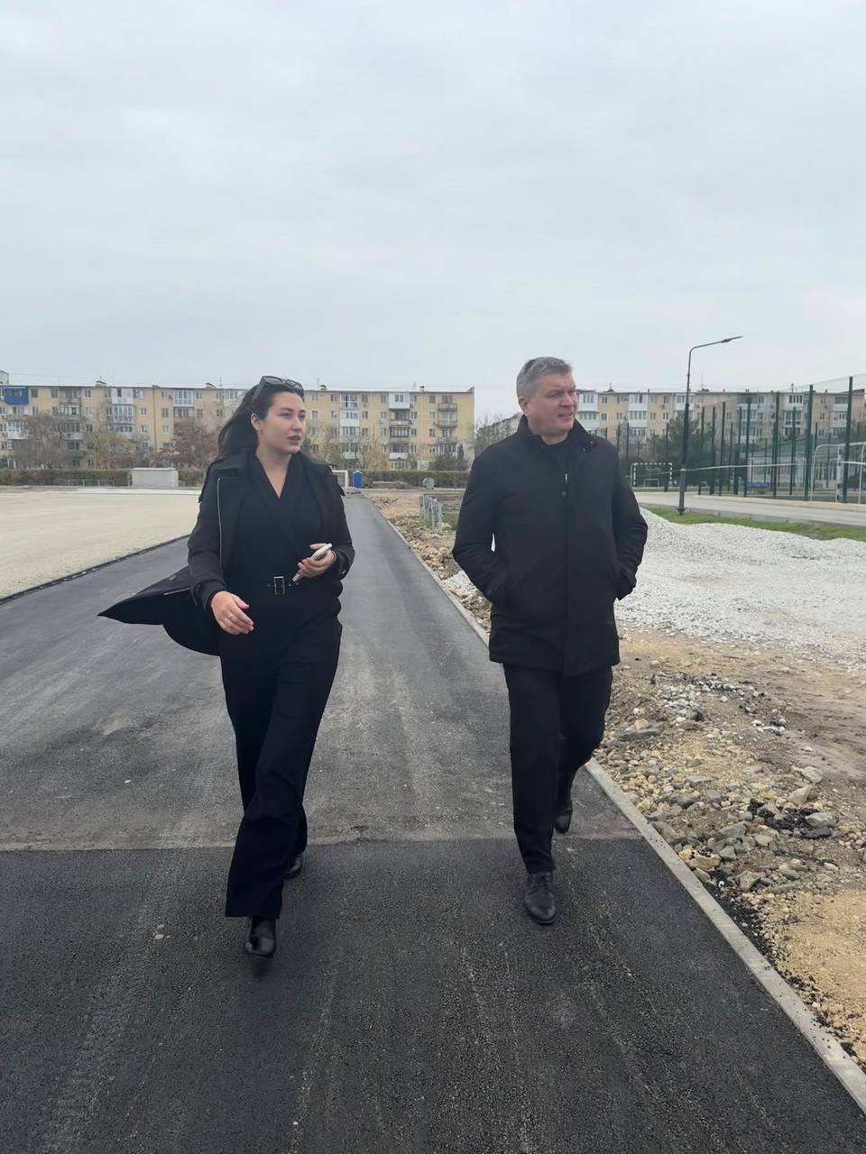 Александр Юрьев: Сегодня вместе со своим заместителем Валерией Симаковой проверил ход работ по ремонту стадиона Дворца спорта им. Ю.А. Гагарина. На данный момент выполнен демонтаж старых трибун, заасфальтированы беговые... Александр Юрьев: Сегодня вместе со своим заместителем Валерией Симаковой проверил ход работ по ремонту стадиона Дворца спорта им. Ю.А. Гагарина. На данный момент выполнен демонтаж старых трибун, заасфальтированы беговые...