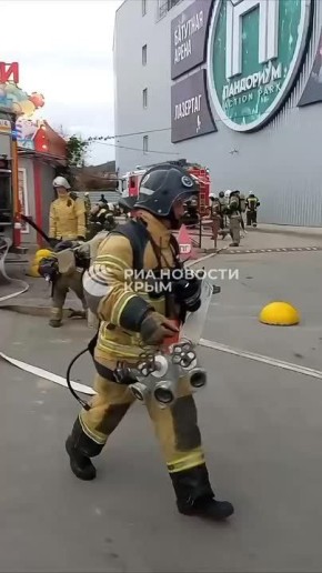 Десятки пожарных машин и спасатели возле торгового центра в Симферополе – что происходит?