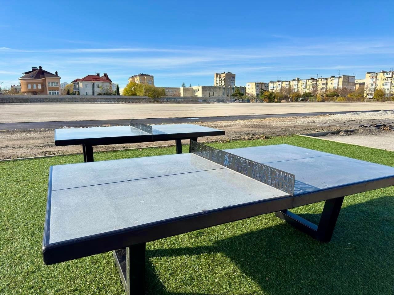 В Евпатории установили новые теннисные столы В Евпатории установили новые теннисные столы