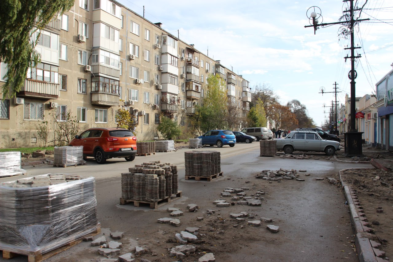 В центре Керчи продолжаются работы по обновлению тротуаров В центре Керчи продолжаются работы по обновлению тротуаров