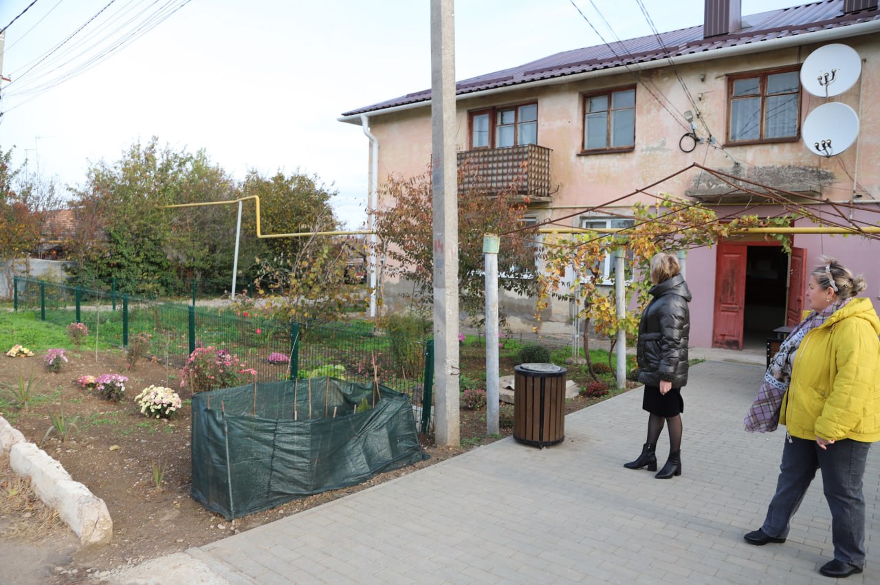 Руководитель аппарата администрации Бахчисарайского района Валентина Миронова и сотрудниками сельсовета проверила санитарное состояние дворов и общественных пространств села Табачное