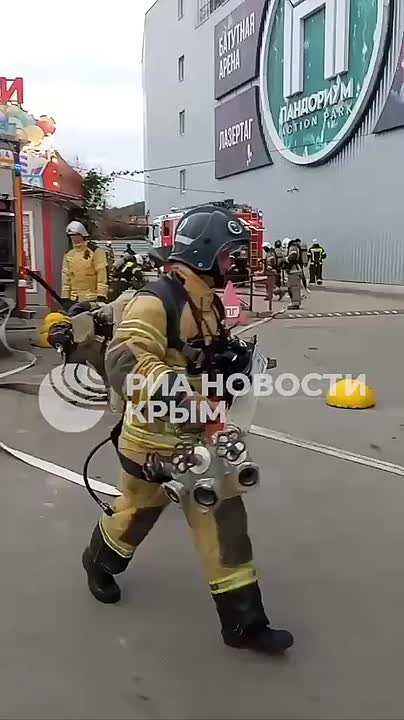 Показываем кадры учений МЧС в торговом центре Симферополя