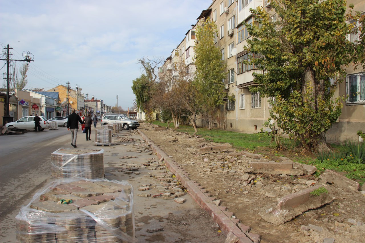 В центре Керчи продолжаются работы по обновлению тротуаров В центре Керчи продолжаются работы по обновлению тротуаров
