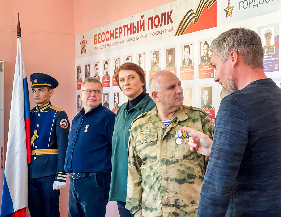 Герой России встретился с учениками крымской школы Герой России встретился с учениками крымской школы