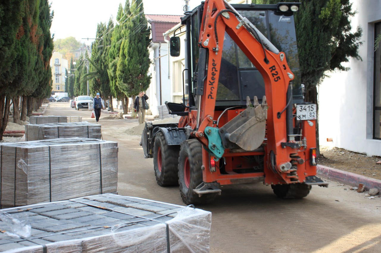 В центре Керчи продолжаются работы по обновлению тротуаров В центре Керчи продолжаются работы по обновлению тротуаров