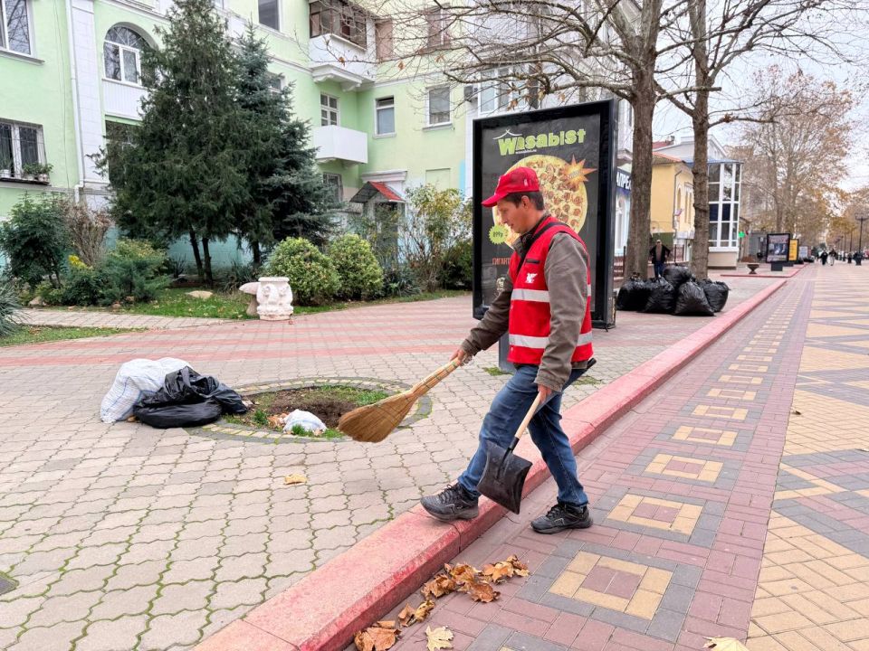 Комплексную очистку городских территорий ежедневно проводят работники коммунальных служб Комплексную очистку городских территорий ежедневно проводят работники коммунальных служб