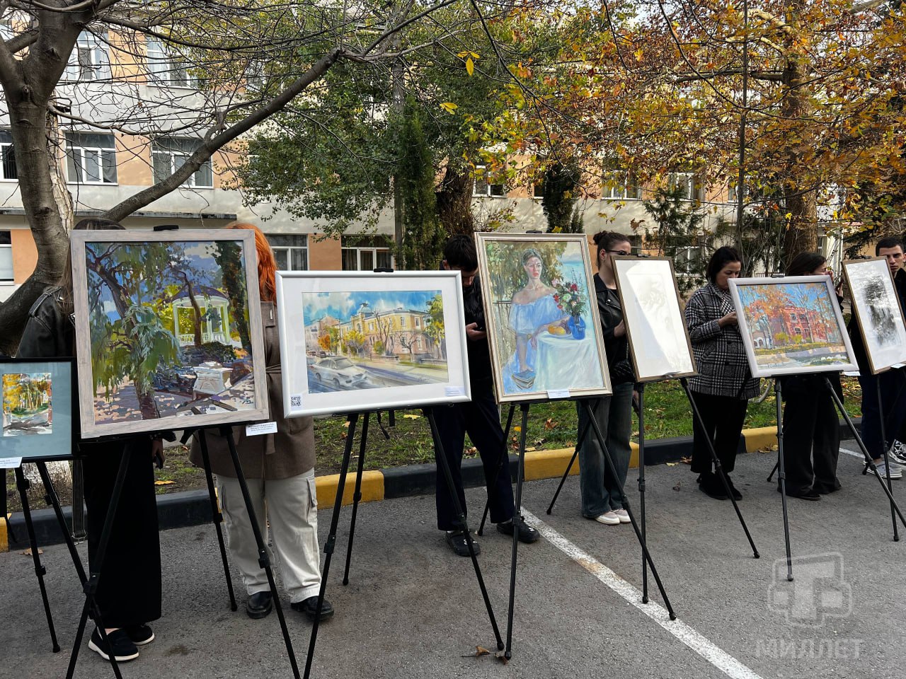 В Симферополе провели вернисаж, приуроченный к 117-летию роддома №1 В Симферополе провели вернисаж, приуроченный к 117-летию роддома №1