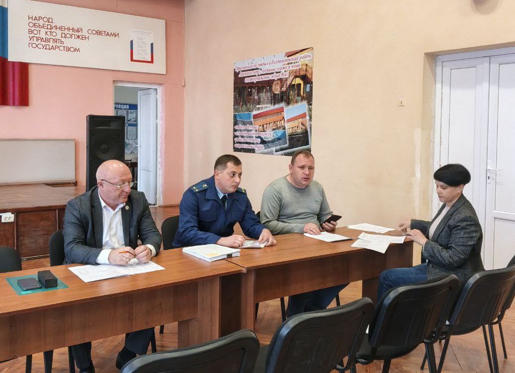 Денис Олейник: Сегодня провел заседание рабочей группы по противодействию нелегальной занятости в Раздольненском районе при участии заместителя прокурора Раздольненского района Александра Прокудина и заместителя начальника...