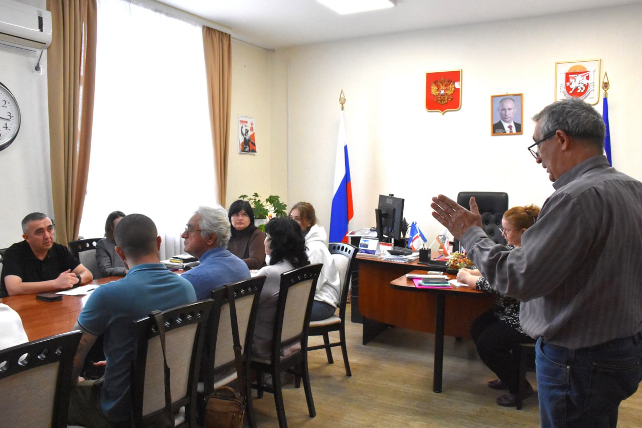 Руководство Минимущества Крыма продолжает выездные консультации по вопросам оформления прав СНТ на земельные участки Руководство Минимущества Крыма продолжает выездные консультации по вопросам оформления прав СНТ на земельные участки