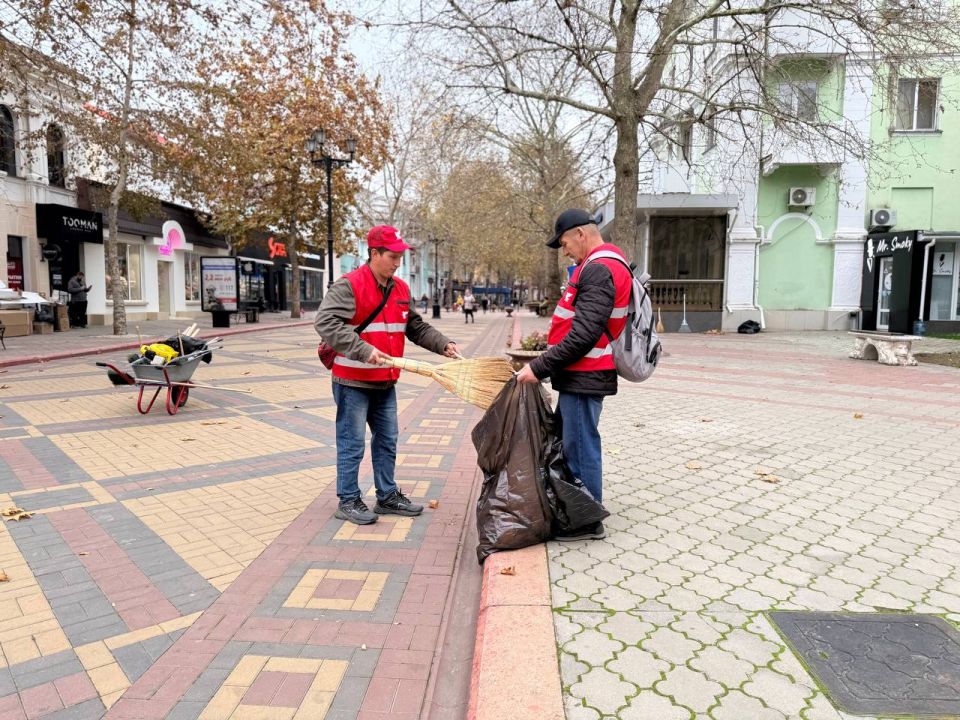 Комплексную очистку городских территорий ежедневно проводят работники коммунальных служб Комплексную очистку городских территорий ежедневно проводят работники коммунальных служб
