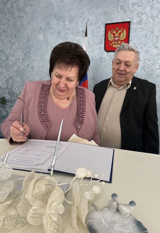 Сотни пар - юбиляров супружеской жизни - разделяют с сотрудниками отделов ЗАГС свои счастливые моменты на празднованиях юбилеев и годовщин со дня бракосочетания Сотни пар - юбиляров супружеской жизни - разделяют с сотрудниками отделов ЗАГС свои счастливые моменты на празднованиях юбилеев и годовщин со дня бракосочетания