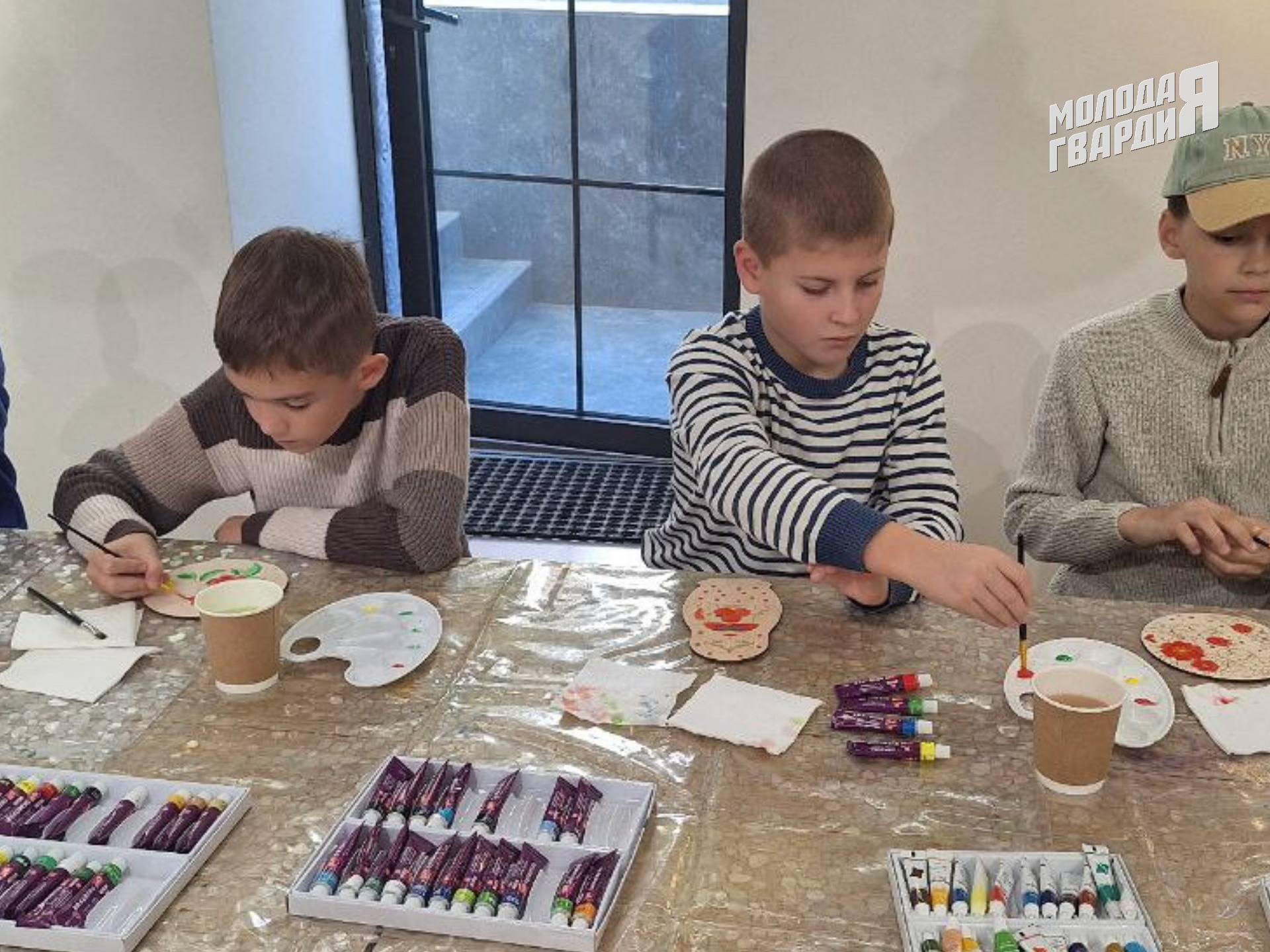 Судакские активисты «Молодой Гвардии» провели творческий мастер-класс для детей участников СВО Судакские активисты «Молодой Гвардии» провели творческий мастер-класс для детей участников СВО