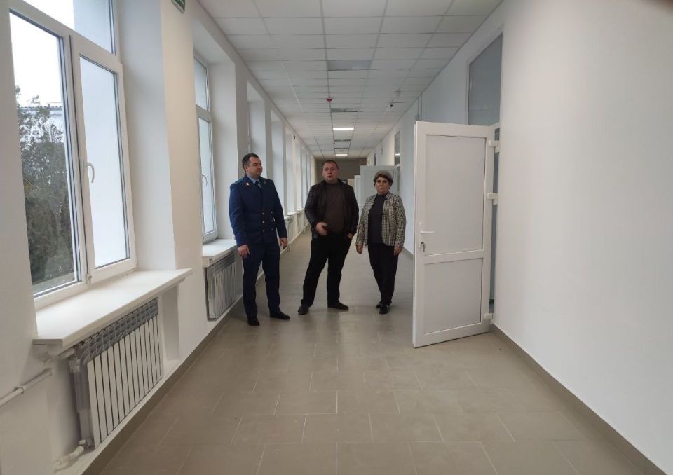 Денис Олейник: Вчера совместно с председателем Раздольненского районного совета Татьяной Вышинской и прокурором Раздольненского района Вячеславом Черниковым проинспектировали ход капитального ремонта двух образовательных...