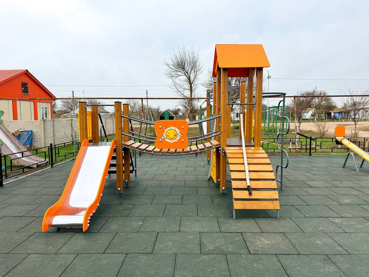 В Черноморском районе установлена детская площадка