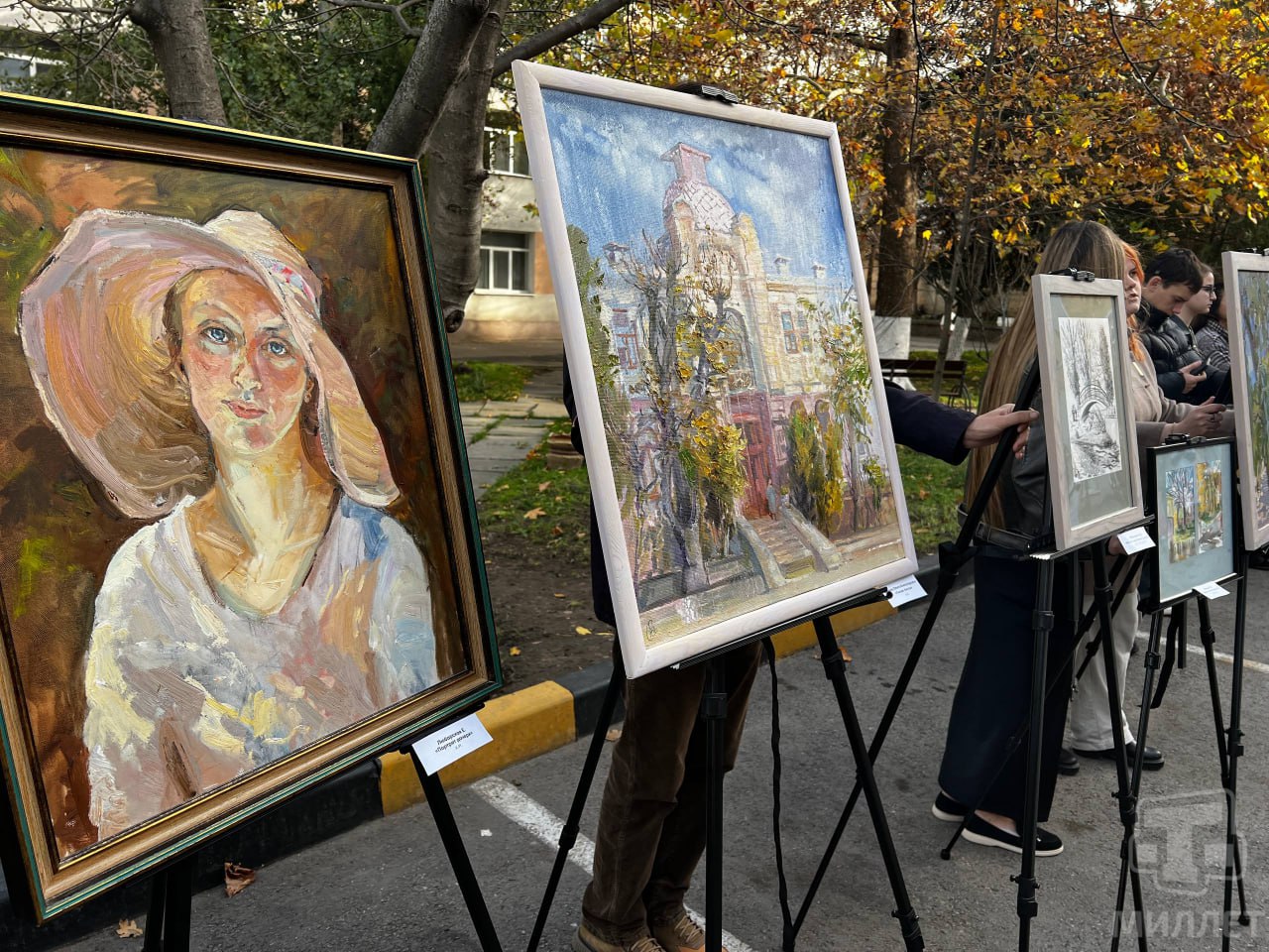 В Симферополе провели вернисаж, приуроченный к 117-летию роддома №1 В Симферополе провели вернисаж, приуроченный к 117-летию роддома №1