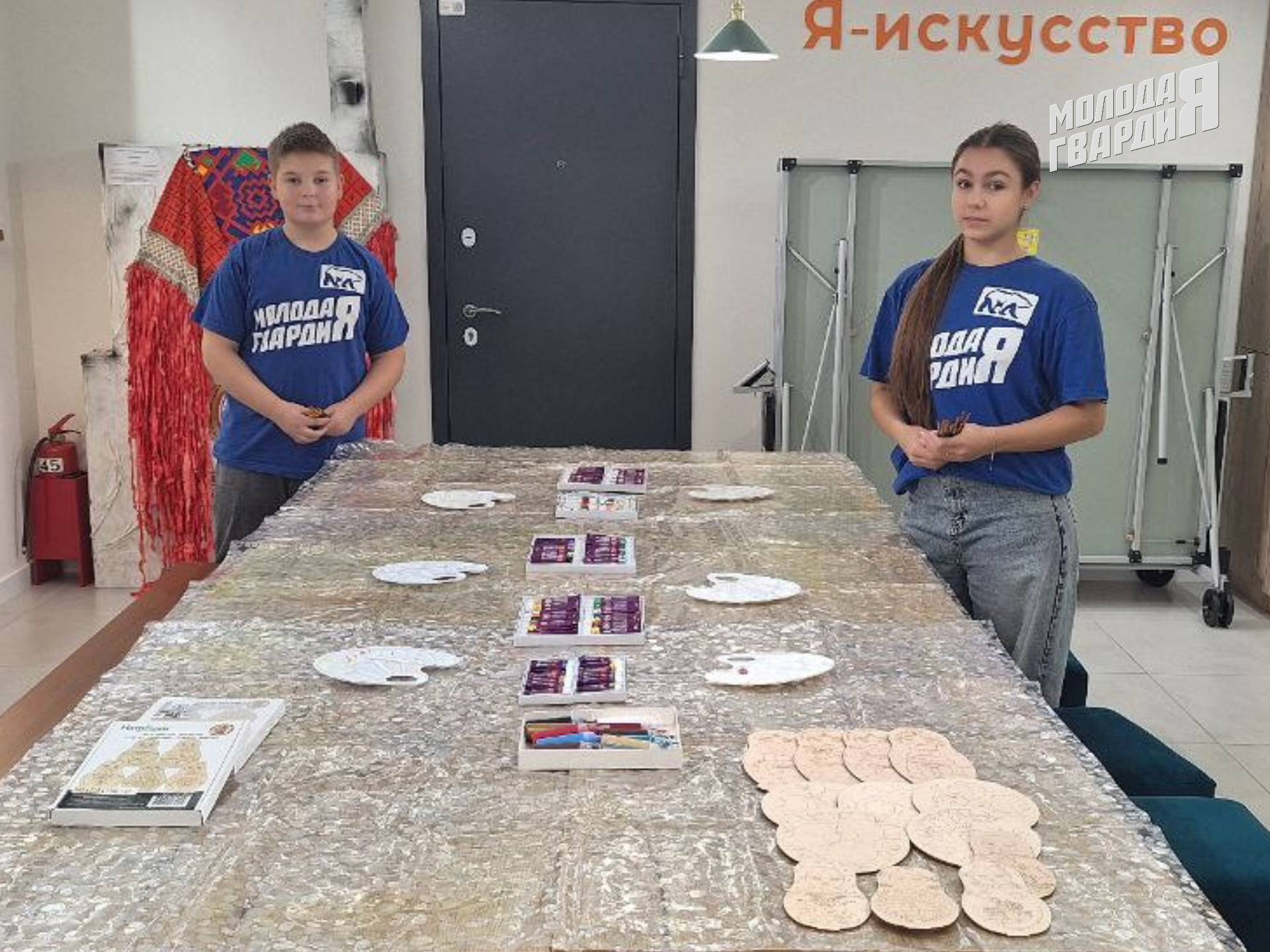 Судакские активисты «Молодой Гвардии» провели творческий мастер-класс для детей участников СВО