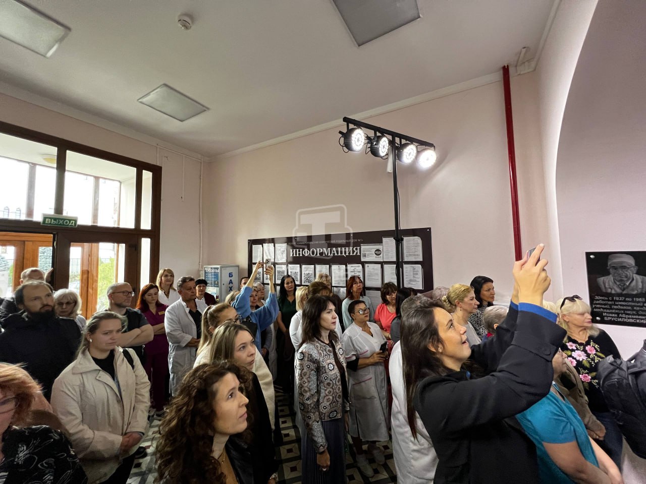 В Симферополе провели вернисаж, приуроченный к 117-летию роддома №1