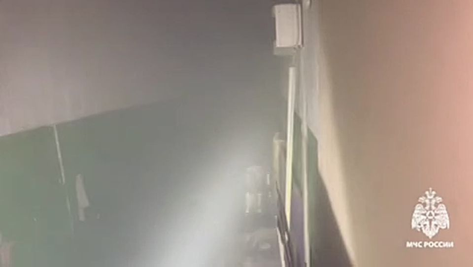 Огнеборцы МЧС России ликвидировали возгорание в магазине