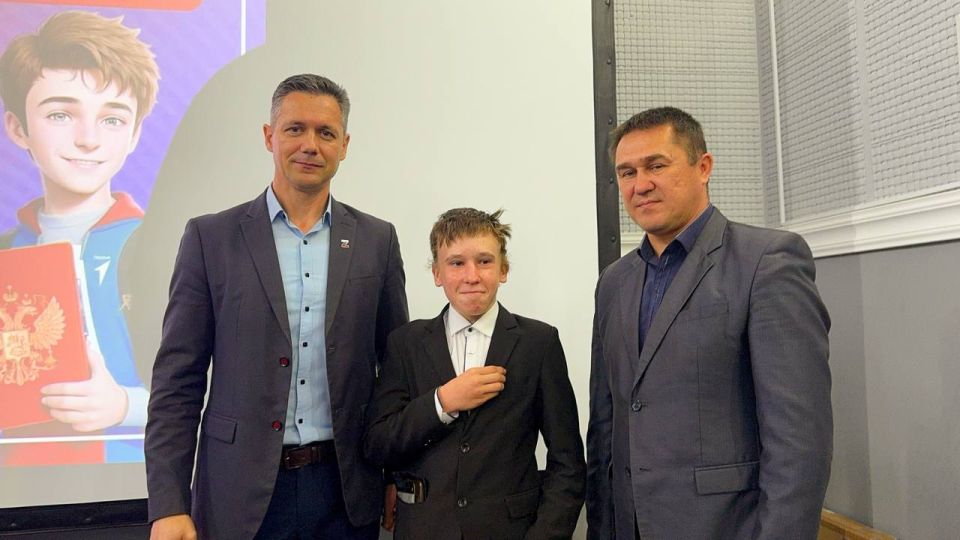 Александр Дудинов: В рамках проекта «Мы граждане России» на конференции местного отделения Движения первых вместе с Ириной Петрук вручили первые паспорта гражданина Российской Федерации 14-летним жителям Черноморского района Александр Дудинов: В рамках проекта «Мы граждане России» на конференции местного отделения Движения первых вместе с Ириной Петрук вручили первые паспорта гражданина Российской Федерации 14-летним жителям Черноморского района