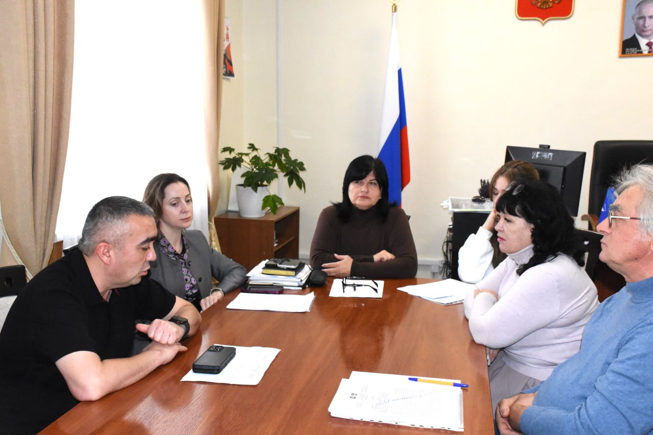 Руководство Минимущества Крыма продолжает выездные консультации по вопросам оформления прав СНТ на земельные участки