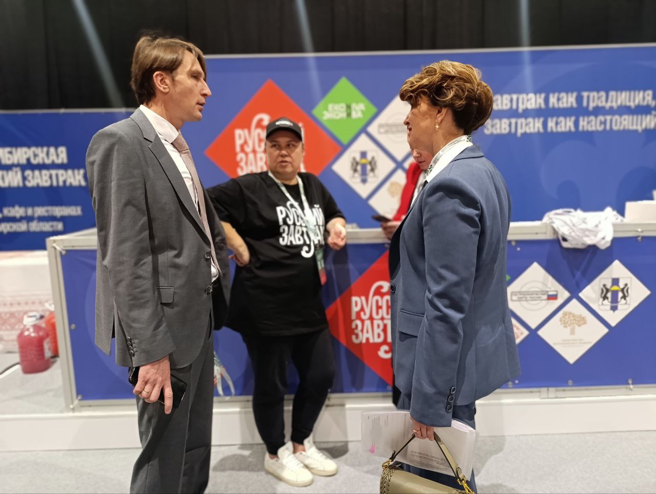 Гастротуризм объединяет диалекты кухонь народов России в единый язык впечатлений и экономику вкусов - министр курортов и туризма Республики Крым Сергей Ганзий на Форуме сибирского гостеприимства «Дикороссы» в Новосибирске в... Гастротуризм объединяет диалекты кухонь народов России в единый язык впечатлений и экономику вкусов - министр курортов и туризма Республики Крым Сергей Ганзий на Форуме сибирского гостеприимства «Дикороссы» в Новосибирске в...