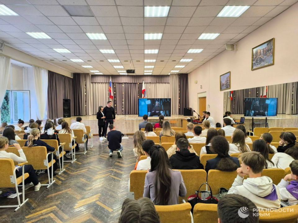 0 Профессионалы – детям!. Шеф-редактор сайта РИА Новости Крым Евгения Мартыненко и обозреватель сайта Алексей Гончаров провели мастер-класс в рамках медиамастерской для учащихся ялтинских школ 0 Профессионалы – детям!. Шеф-редактор сайта РИА Новости Крым Евгения Мартыненко и обозреватель сайта Алексей Гончаров провели мастер-класс в рамках медиамастерской для учащихся ялтинских школ