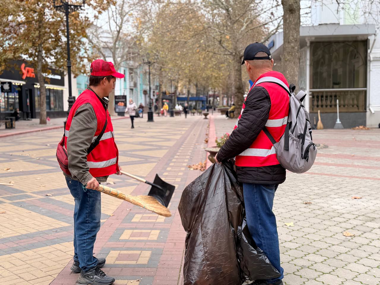 Комплексную очистку городских территорий ежедневно проводят работники коммунальных служб Комплексную очистку городских территорий ежедневно проводят работники коммунальных служб