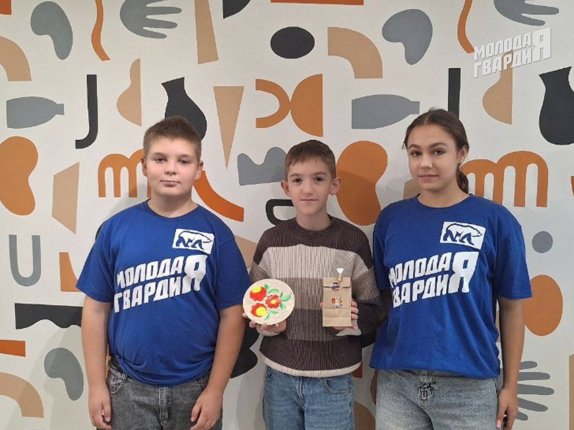 Судакские активисты «Молодой Гвардии» провели творческий мастер-класс для детей участников СВО Судакские активисты «Молодой Гвардии» провели творческий мастер-класс для детей участников СВО