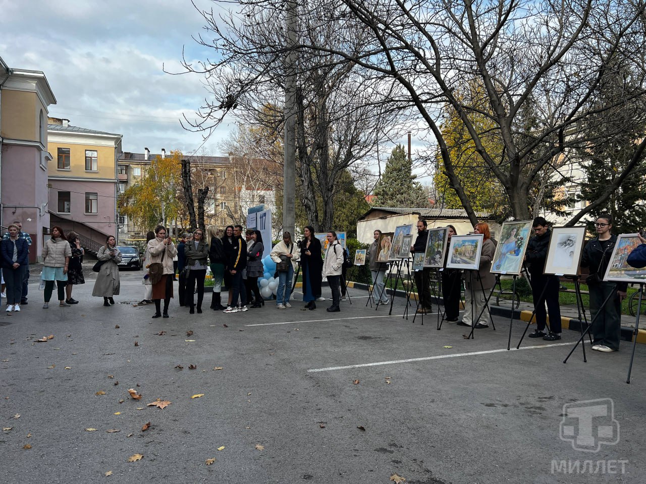 В Симферополе провели вернисаж, приуроченный к 117-летию роддома №1 В Симферополе провели вернисаж, приуроченный к 117-летию роддома №1