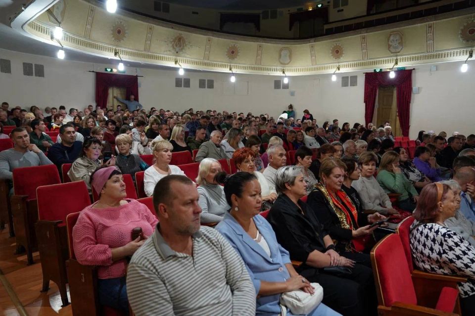 Александр Юрьев: Театр Росгвардии в рамках своего гастрольного тура посетил Евпаторию со спектаклем «Гиперболоид инженера Гарина» по роману Алексея Толстого Александр Юрьев: Театр Росгвардии в рамках своего гастрольного тура посетил Евпаторию со спектаклем «Гиперболоид инженера Гарина» по роману Алексея Толстого