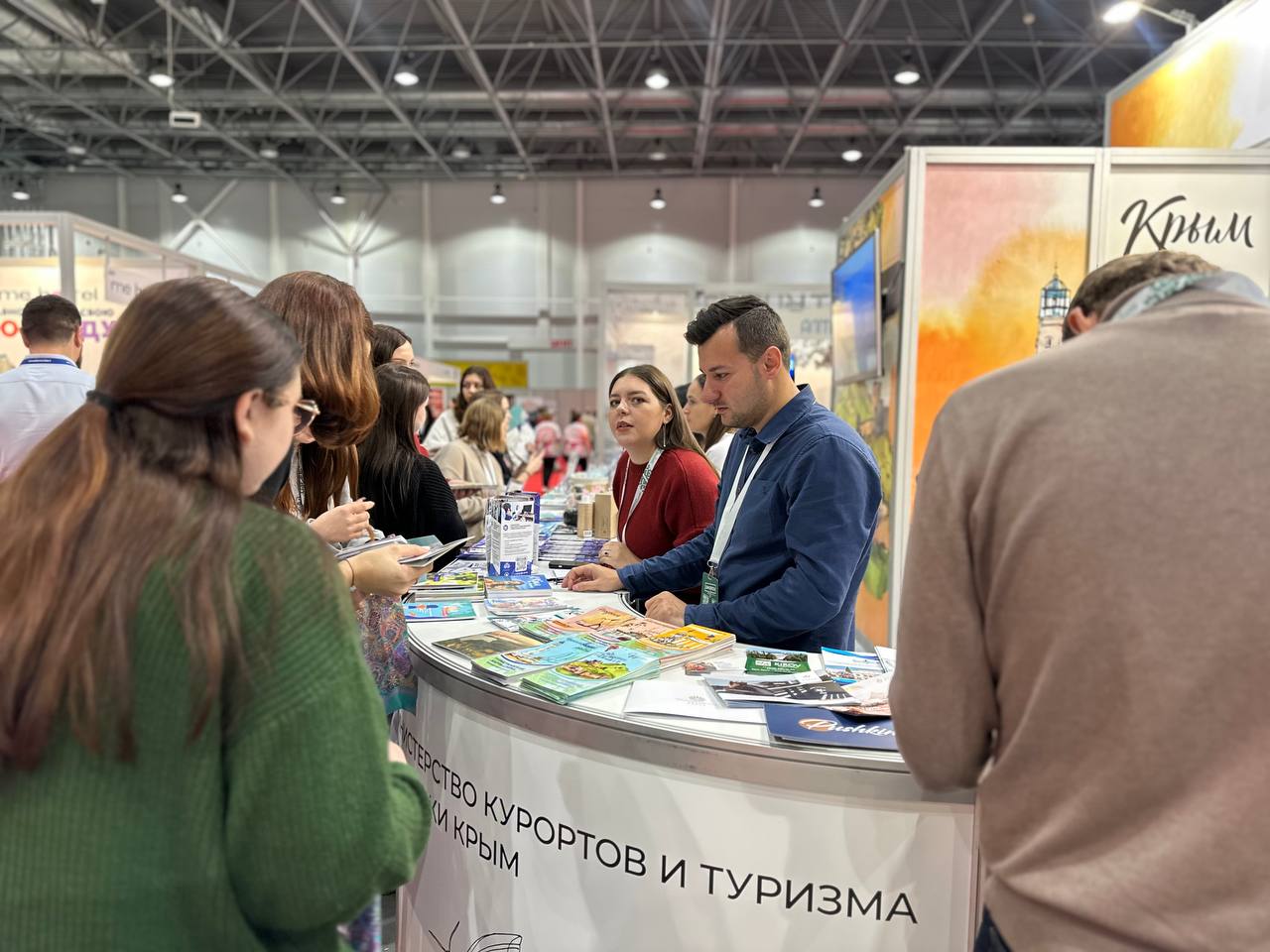 Встали пораньше, чтобы побольше рассказать сибирякам об отдыхе и оздоровлении в Крыму Встали пораньше, чтобы побольше рассказать сибирякам об отдыхе и оздоровлении в Крыму