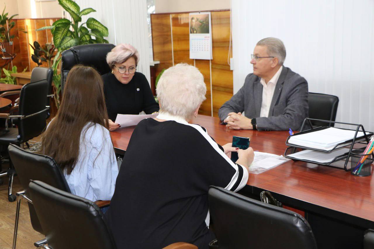 Ольга Урайкина: Сегодня ко мне на прием обратились жительницы города Бахчисарай по вопросу оформления земельного участка под индивидуальное жилищное строительство Ольга Урайкина: Сегодня ко мне на прием обратились жительницы города Бахчисарай по вопросу оформления земельного участка под индивидуальное жилищное строительство