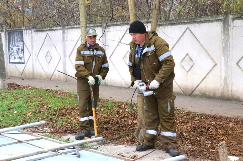 В Керчи продолжается плановый демонтаж рекламных конструкций, размещенных с нарушением законодательства В Керчи продолжается плановый демонтаж рекламных конструкций, размещенных с нарушением законодательства