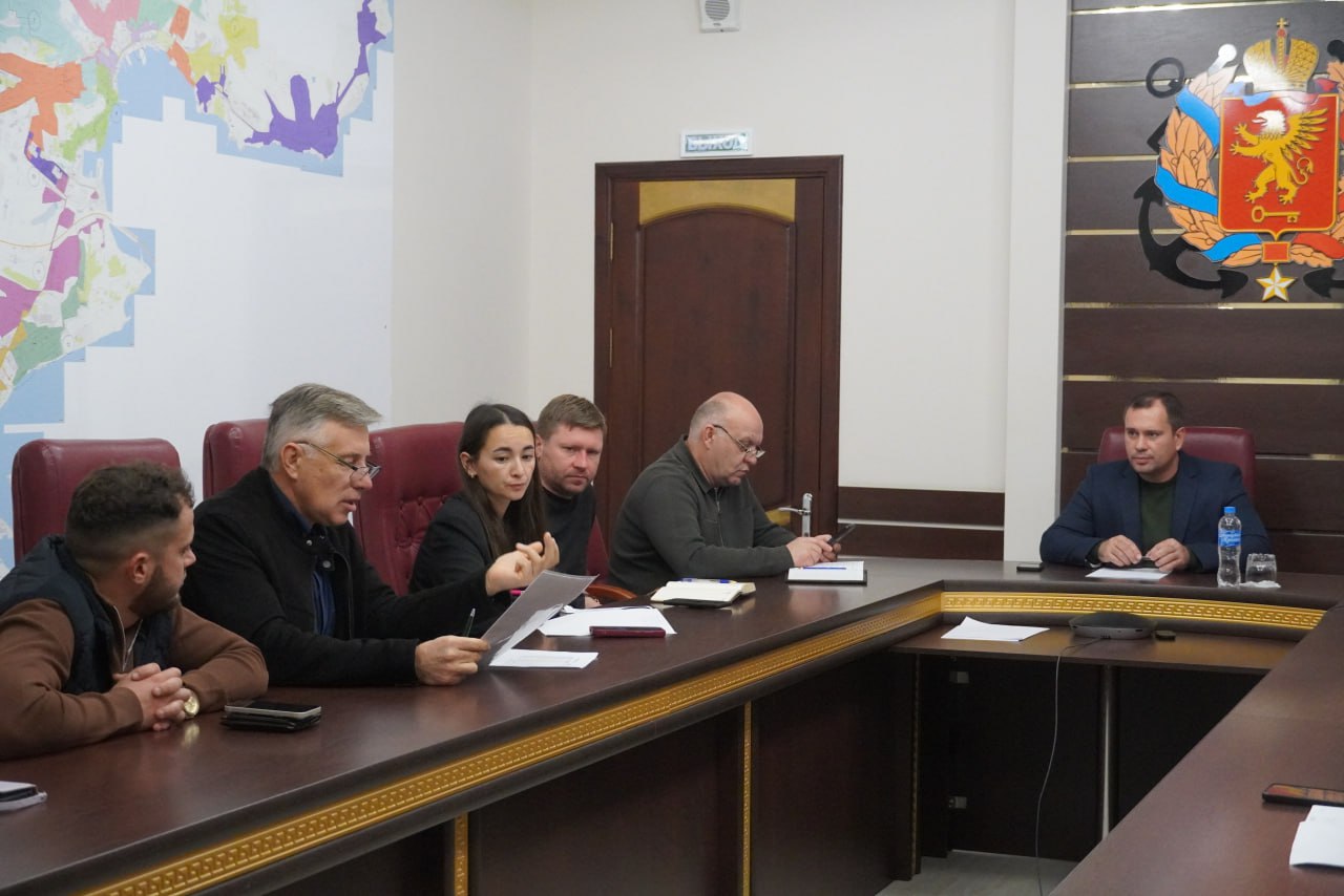 Глава администрации Керчи Олег Каторгин провел рабочее совещание, посвященное вопросам теплоснабжения в микрорайоне Аршинцево, с участием управляющих компаний и представителей АО «КРЫМТЭЦ»