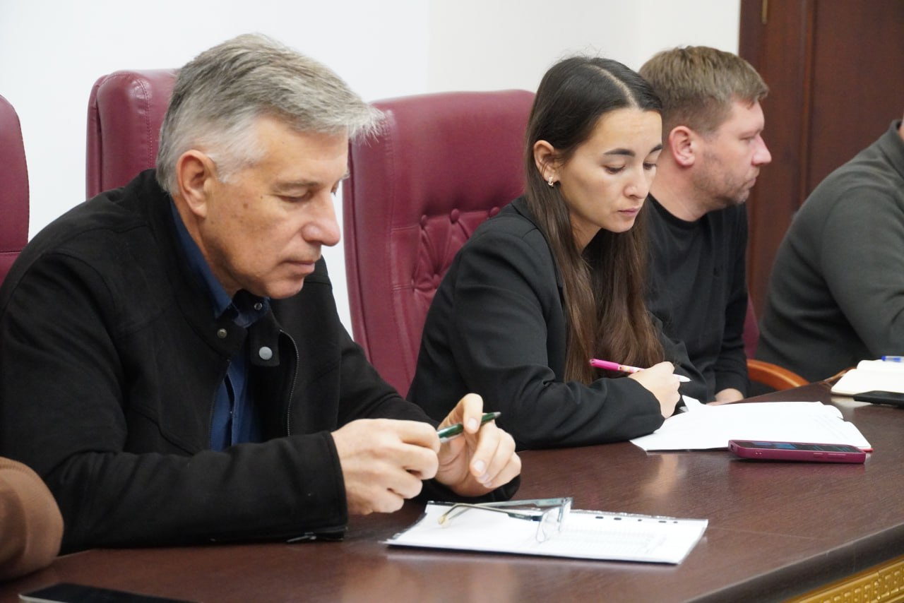 Глава администрации Керчи Олег Каторгин провел рабочее совещание, посвященное вопросам теплоснабжения в микрорайоне Аршинцево, с участием управляющих компаний и представителей АО «КРЫМТЭЦ» Глава администрации Керчи Олег Каторгин провел рабочее совещание, посвященное вопросам теплоснабжения в микрорайоне Аршинцево, с участием управляющих компаний и представителей АО «КРЫМТЭЦ»