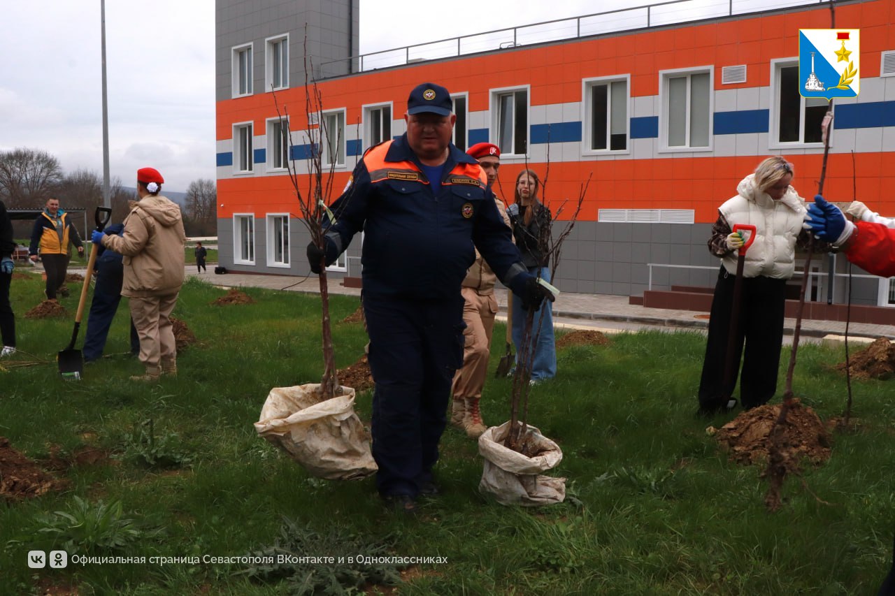 Пожарные и молодежь создали зелёную аллею в севастопольской части Пожарные и молодежь создали зелёную аллею в севастопольской части
