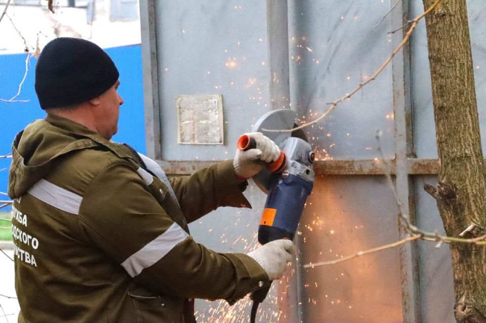В Керчи продолжается плановый демонтаж рекламных конструкций, размещенных с нарушением законодательства В Керчи продолжается плановый демонтаж рекламных конструкций, размещенных с нарушением законодательства