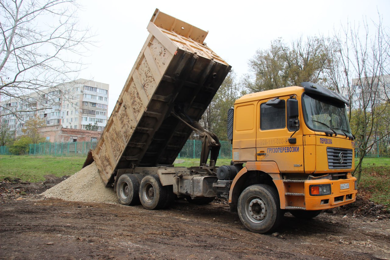 На территории школы № 26 им. Героя Советского Союза Д.Т. Доева начались подготовительные работы к асфальтированию тротуаров и пожарного проезда На территории школы № 26 им. Героя Советского Союза Д.Т. Доева начались подготовительные работы к асфальтированию тротуаров и пожарного проезда