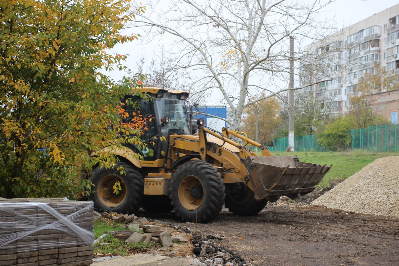На территории школы № 26 им. Героя Советского Союза Д.Т. Доева начались подготовительные работы к асфальтированию тротуаров и пожарного проезда На территории школы № 26 им. Героя Советского Союза Д.Т. Доева начались подготовительные работы к асфальтированию тротуаров и пожарного проезда